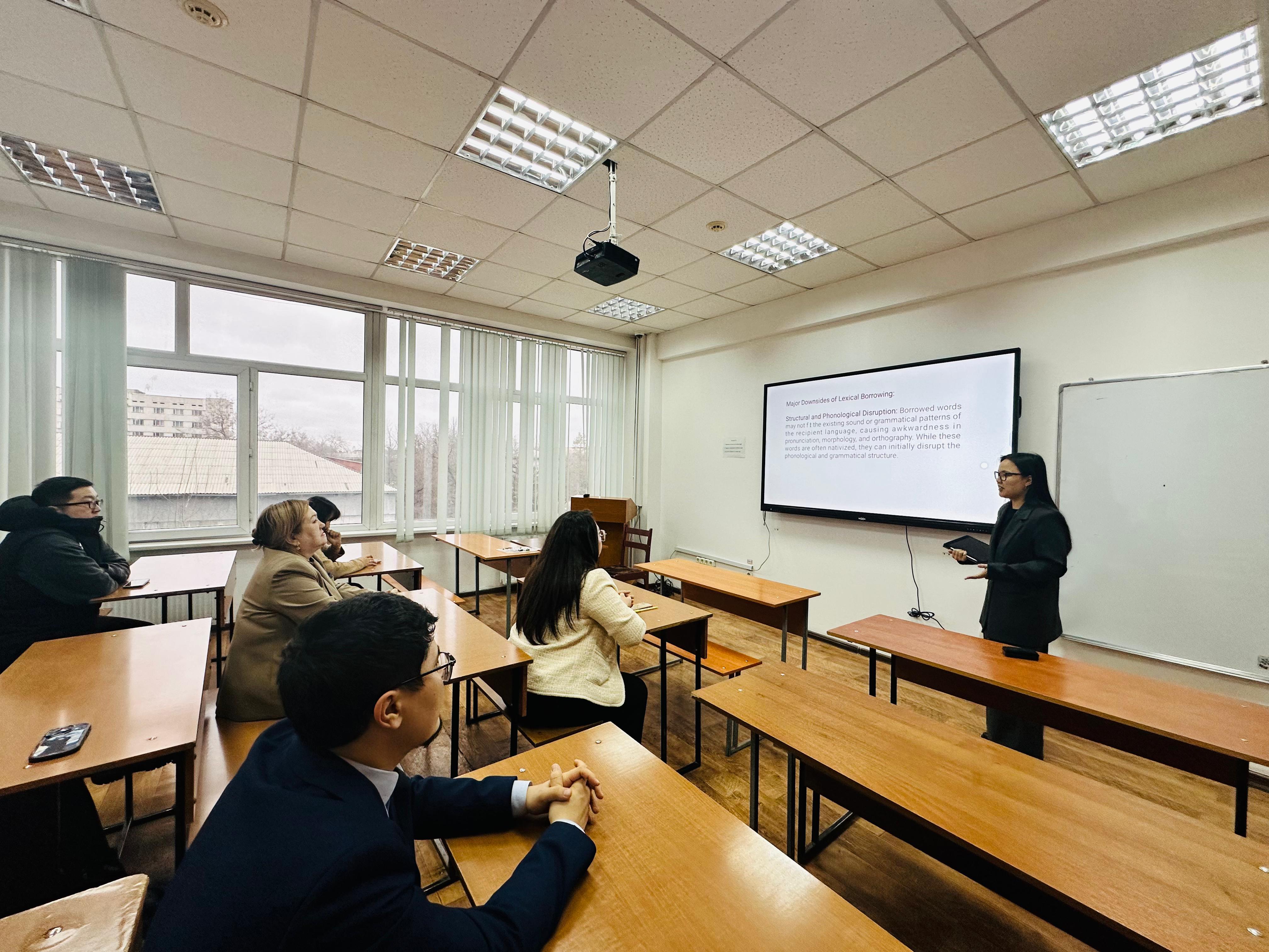 Қытайтану кафедрасында «Күтпеген ықпалдар: лексикалық кірме сөздердің көлеңкелі тұстары» тақырыбында ғылыми семинар өткізілді